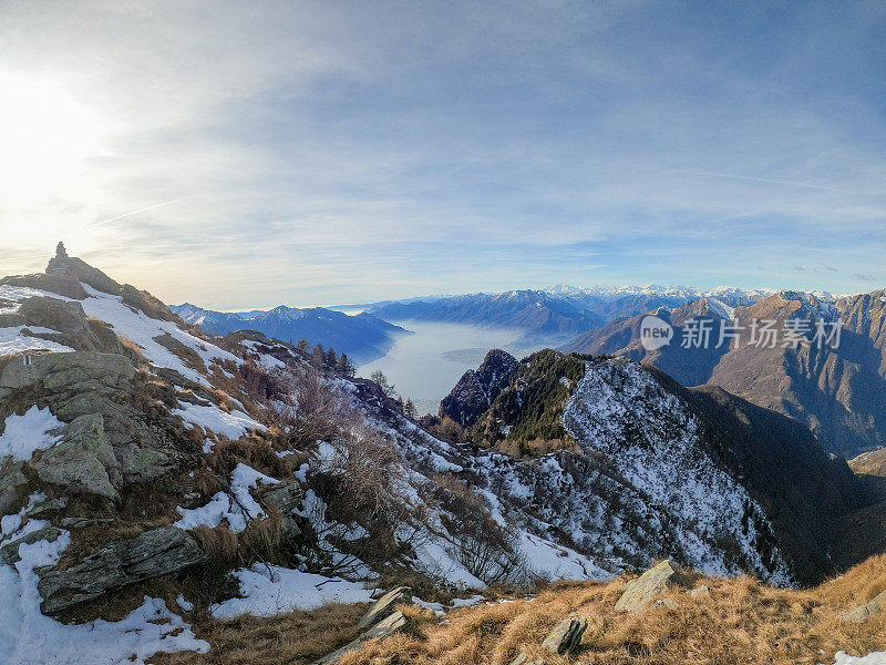 瑞士阿尔卑斯山，从提契诺州望出去，马乔雷湖