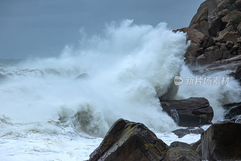 巨浪撞击着岩石