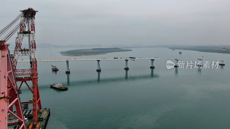 横跨海洋的桥梁，在海上建造运输船