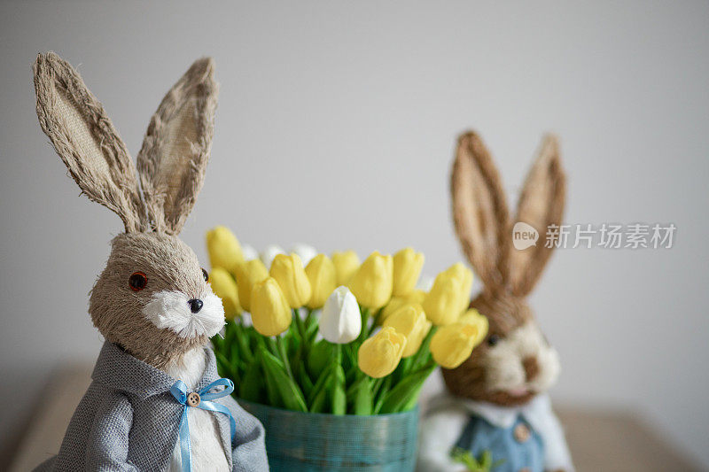 两只复活节兔子和郁金香
