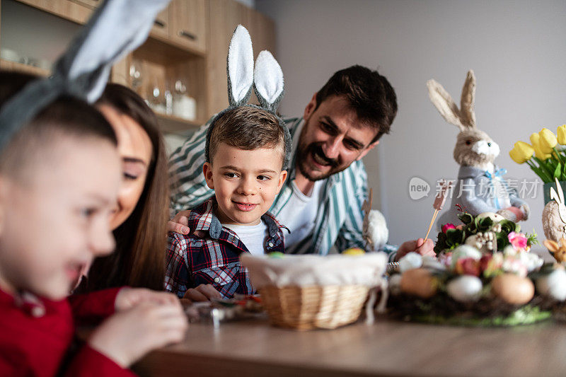 可爱的小男孩戴着复活节兔子耳朵的肖像
