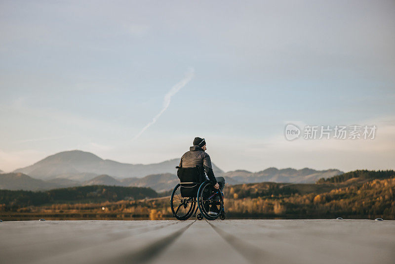 坐轮椅的残疾人在码头欣赏大自然