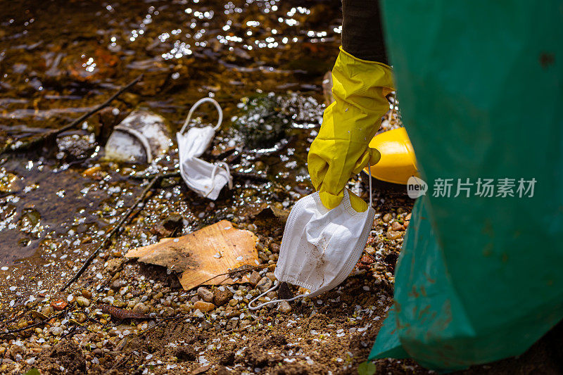 不知名的环保主义者，在河里收集垃圾