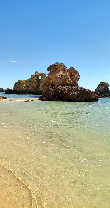 清澈的水在Arrifes海滩，Albufeira，阿尔加维，葡萄牙