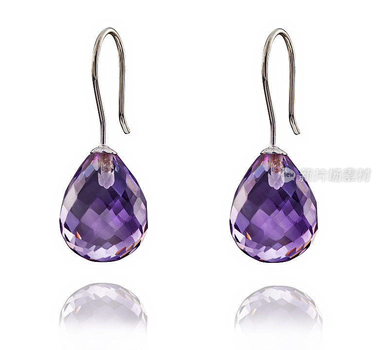 金色耳环与紫水晶宝石孤立在白色背景