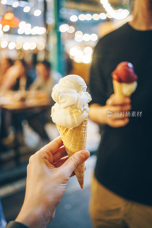 一对夫妇在美食节上吃冰淇淋