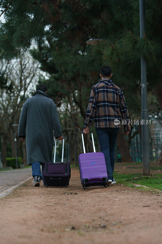 两个男人带着行李旅行