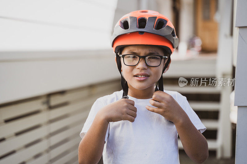 可爱的男孩戴着自行车头盔。