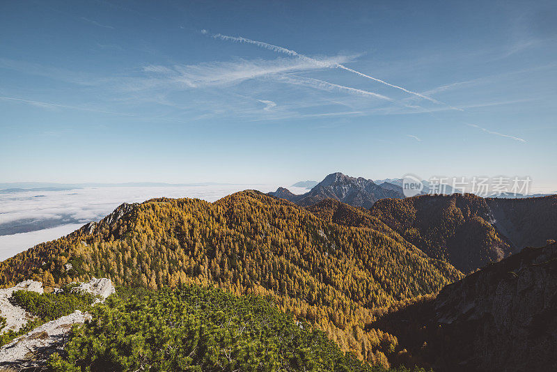 秋天改变了山地的景观