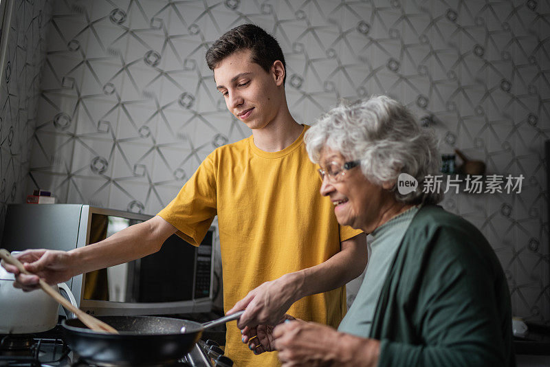 孙子和奶奶在家做饭