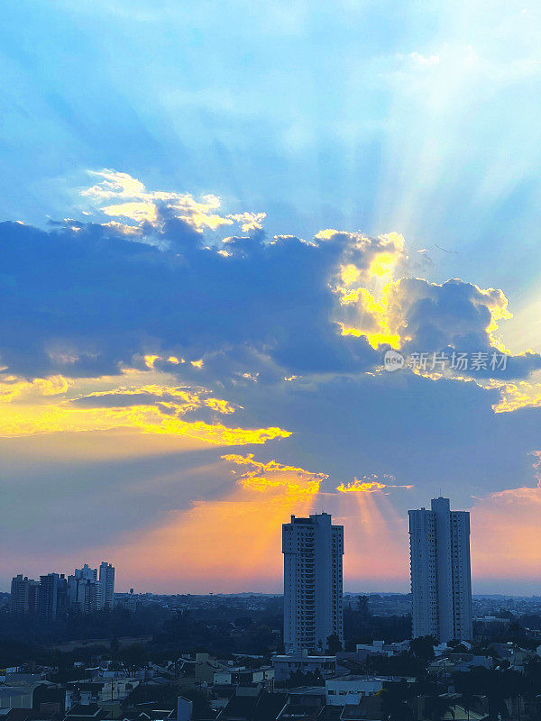 夏日清晨，太阳冉冉升起。