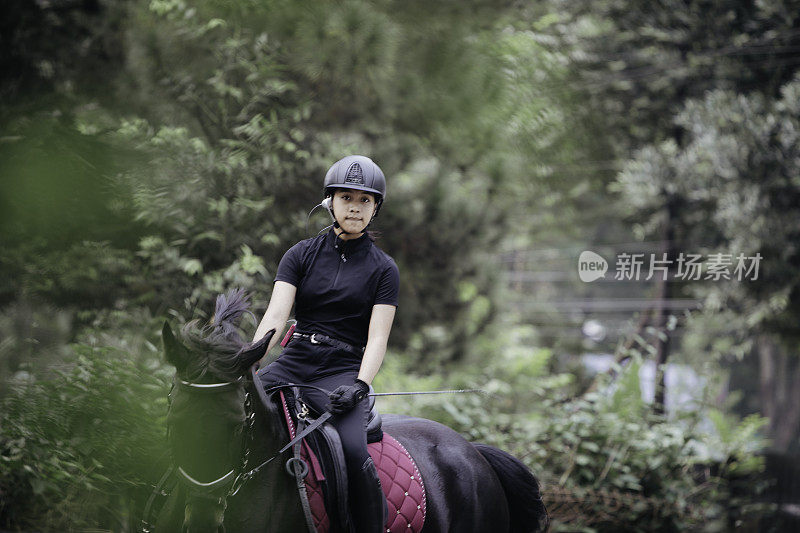 盛装舞步，女人带着她的马驰骋