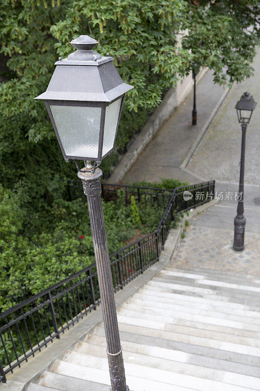 在巴黎石头台阶上的复古街灯的高角度视图