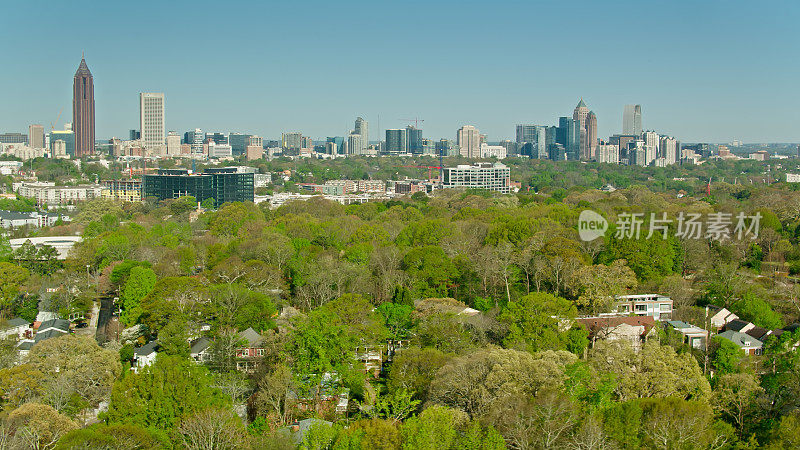 无人机拍摄的市中心和市中心天际线从居民区在亚特兰大，佐治亚州