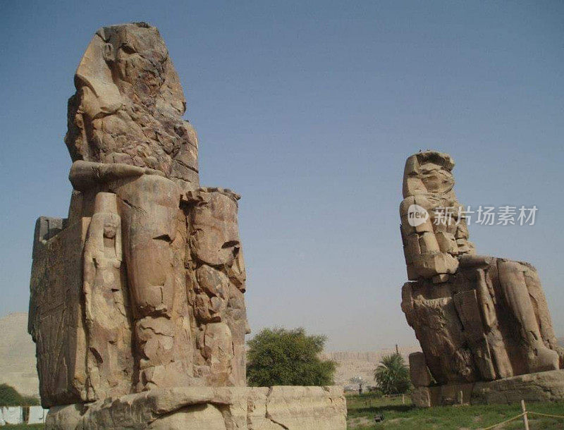曼农巨像(阿拉伯语为al-Colossat或es-Salamat)是两个巨大的石像，代表法老阿蒙霍特普三世
