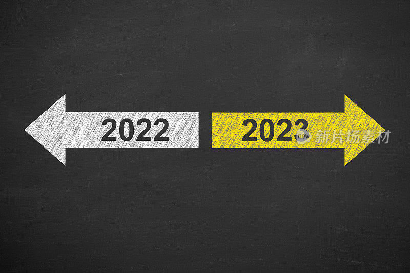 黑板背景上的旧年或2023年新年