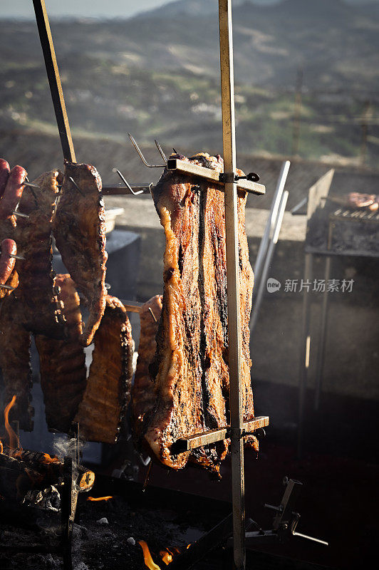 意大利街头美食节的户外什锦烤肉。