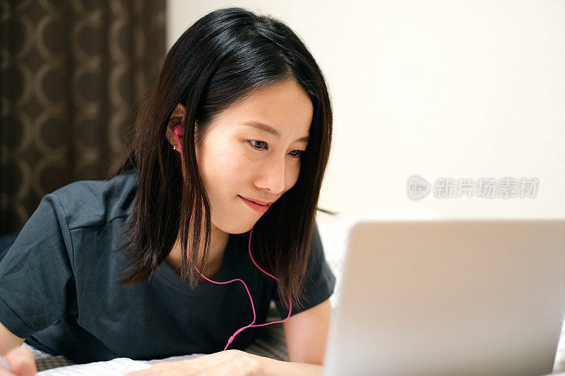 一个女人在床上在线学习的特写