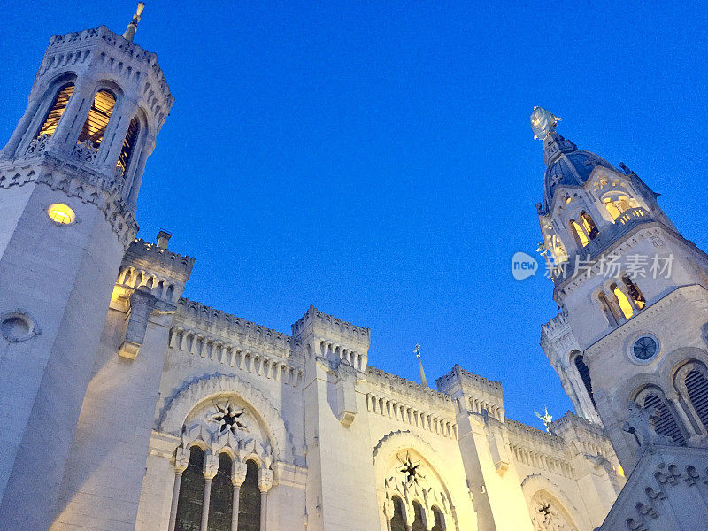 法国-里昂-夜间的圣母院大教堂Fourvière