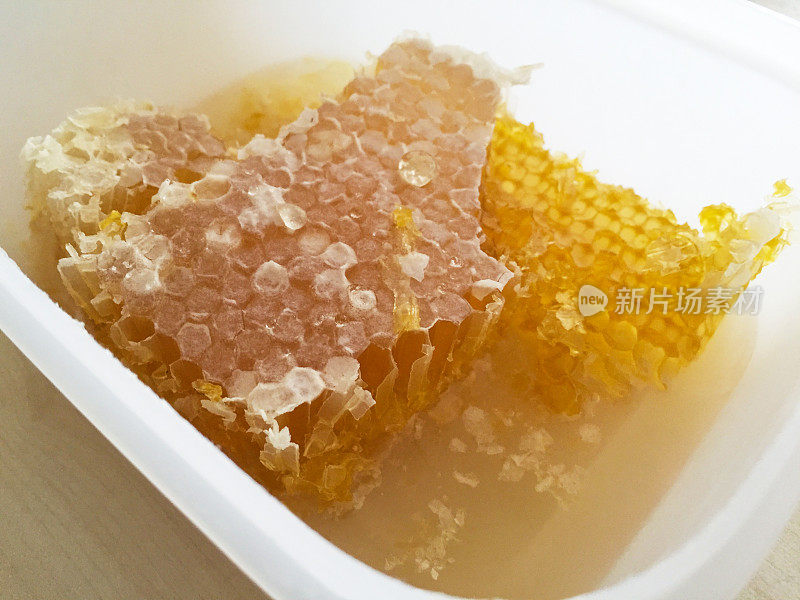 塑料盒子里的蜂蜜