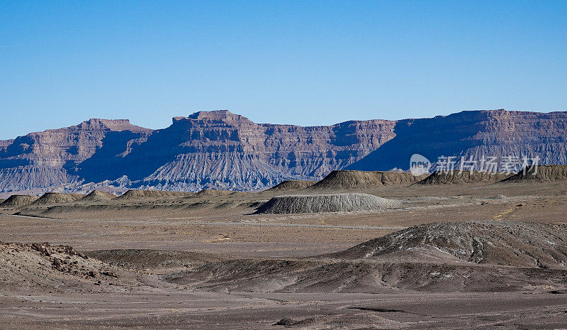 犹他州圣拉斐尔沙漠的山丘和平顶山。