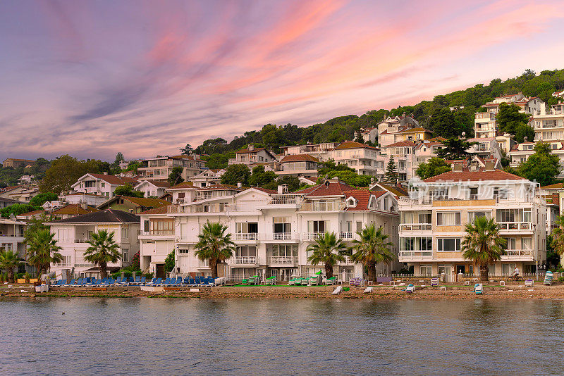 从马尔马拉海俯瞰基纳利亚达岛的山丘，还有传统的避暑别墅和船只，土耳其伊斯坦布尔