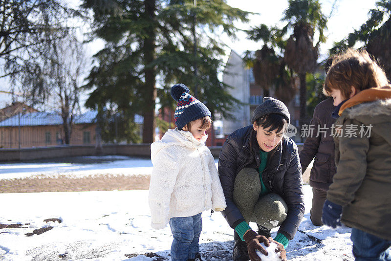 一家人在雪地里玩耍