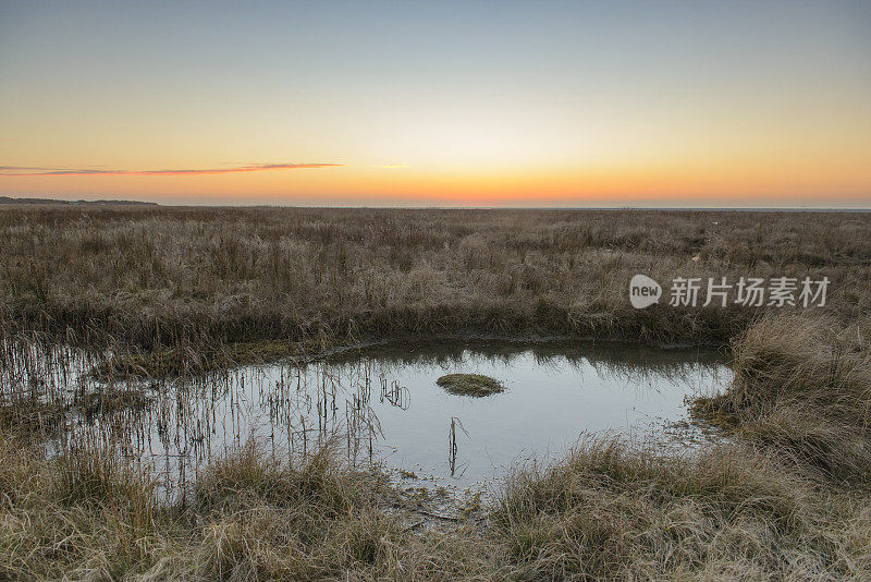 在一天结束的时候，Senset在Schiermonnikoog岛的海滩上