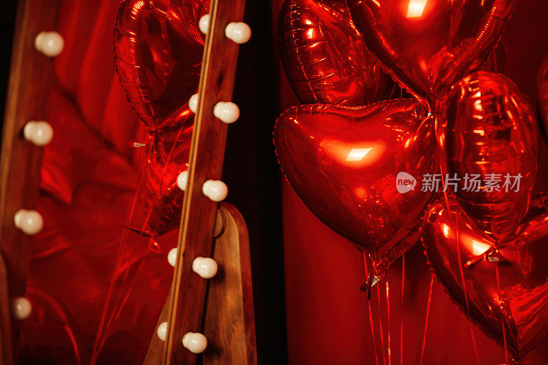 情人节庆祝活动在富丽的房间内与红色充气光泽气球心形