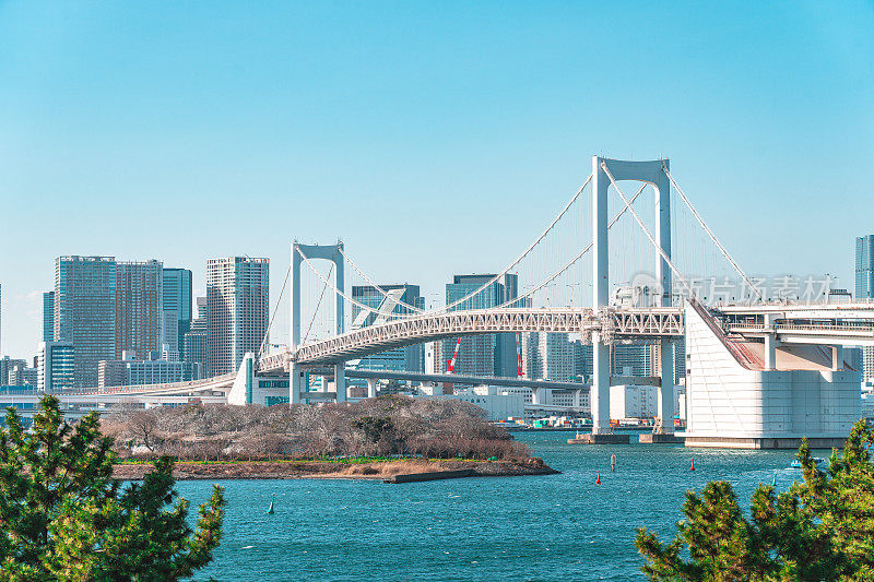 彩虹桥横跨东京湾，日本东京