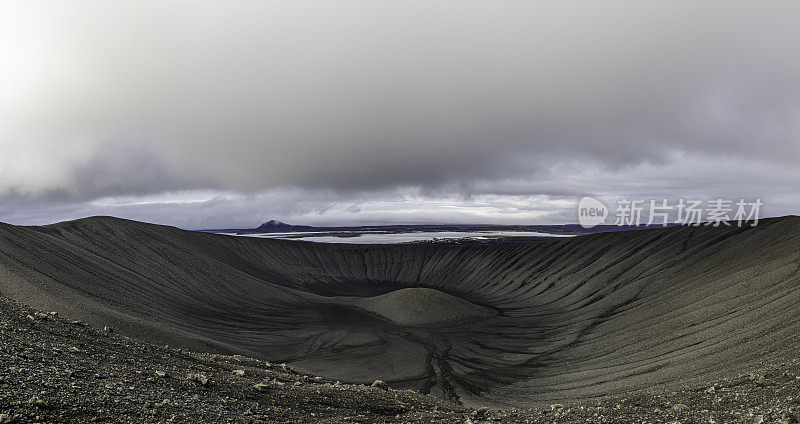 Hverfjall火山口全景，远处是Myvatn湖。冰岛