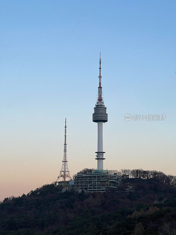 南山塔，韩国首尔的冬天早晨