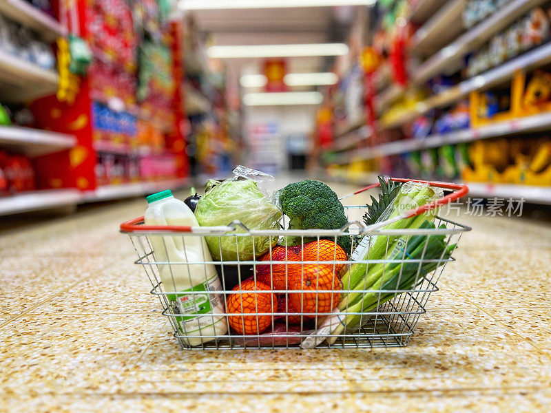 超市过道里装满健康食品的购物篮