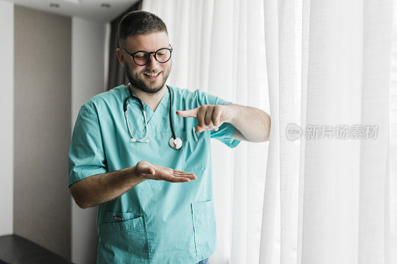医生用手语交流