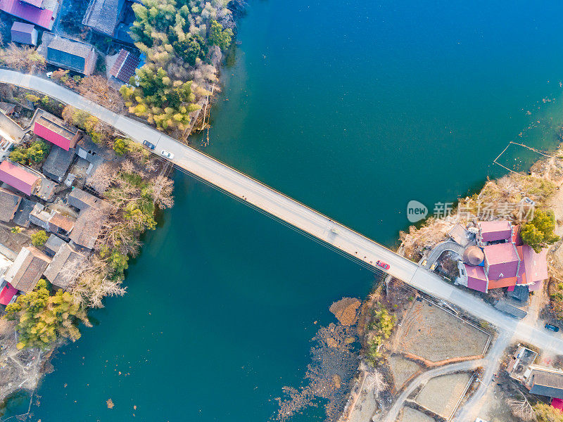 中国湖南，一座横跨河流的单拱桥