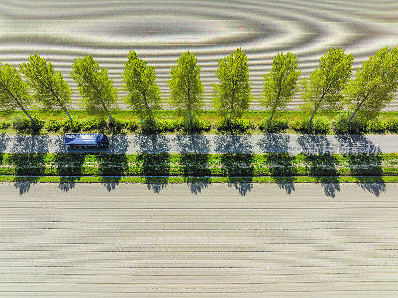 从上面看，乡村风景中的道路