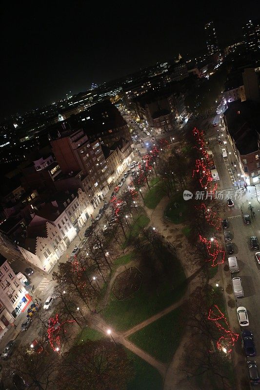 比利时布鲁塞尔街头冬夜的圣诞装饰灯