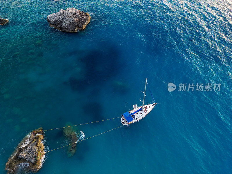 帆船停泊在宁静的海湾