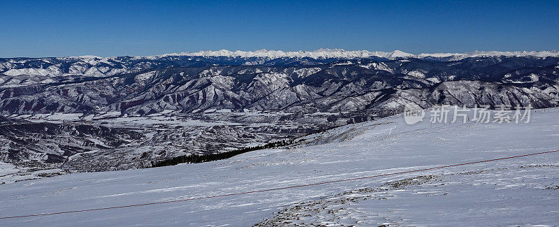 科罗拉多州阿斯彭的雪山滑雪场，从马戏团缆车的顶部俯瞰。