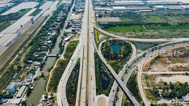 大型公路立交鸟瞰图。