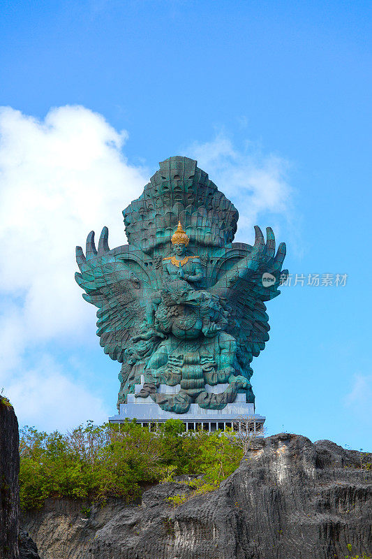图为，在GWK文化公园内，以蓝天为背景的巴厘岛标志性文化地标——鹰头神雕像的肖像