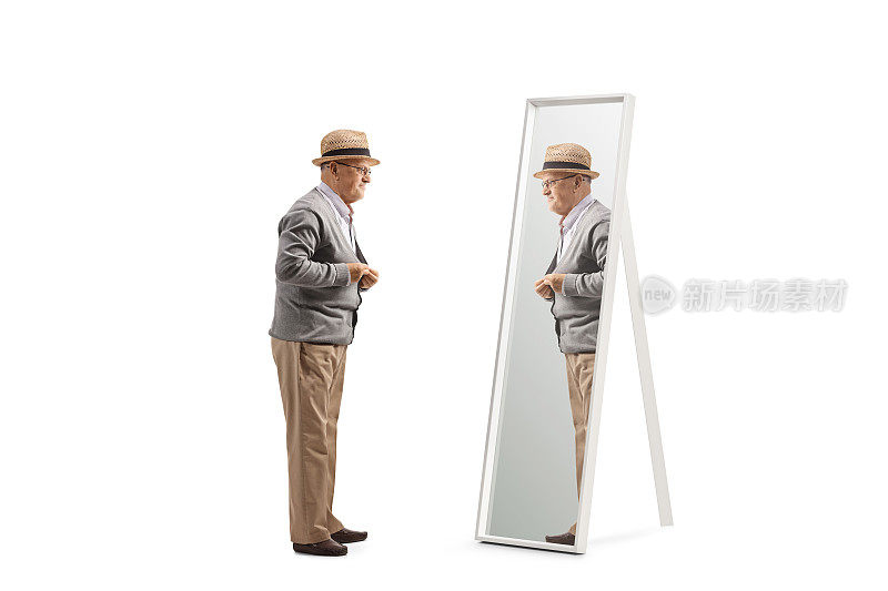 一个老年绅士在镜子前扣毛衣的完整镜头