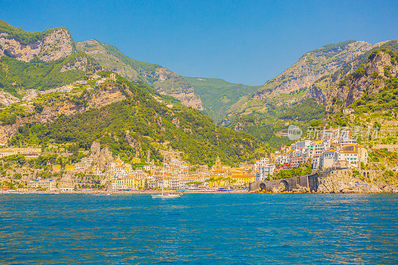 阿玛海岸。意大利。萨勒诺。美丽的风景。夏天的旅行。阳光灿烂的日子