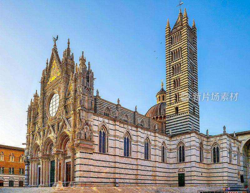 锡耶纳中世纪中心的大教堂华丽的哥特式立面和钟塔