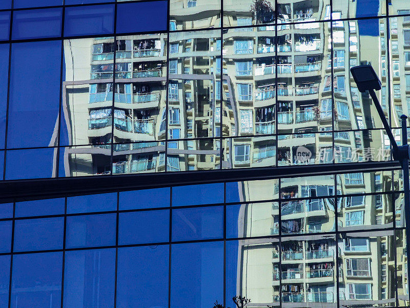 玻璃反射出的“俄罗斯方块”:中国深圳一栋扭曲的住宅楼