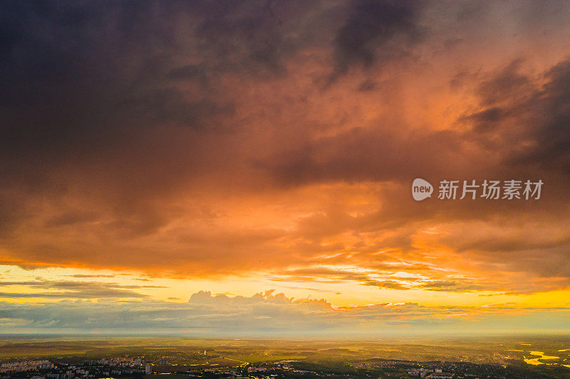 日落鸟瞰图。无人机摄影。春天。字段。可持续性。保护自然。天空背景