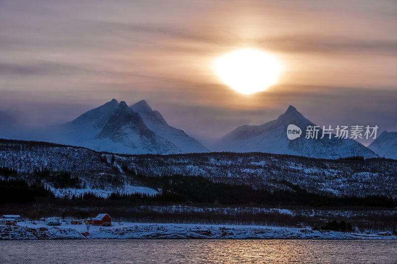 挪威诺德兰，挪威海上冬季日出时的雪山