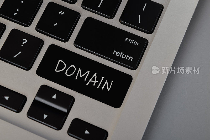 用DOMAIN编写的计算机键盘。它是网站URL(统一资源定位器)的一部分，通常由两个或多个部分组成，以点分隔