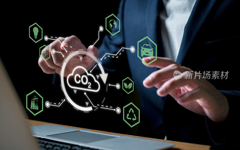 企业家的手指向数字屏幕仪表板，同时控制和减少碳排放，为全球友好型企业。关注环境、碳信用、零排放的企业。