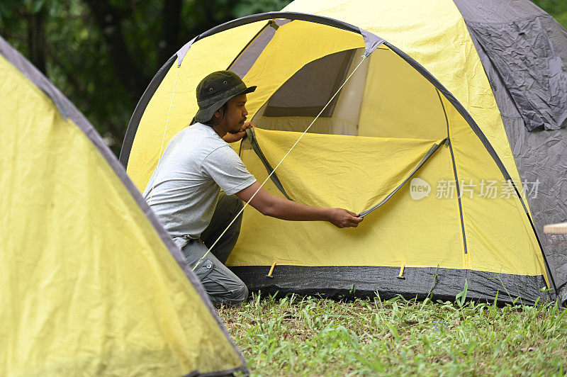 男人们搭起帐篷